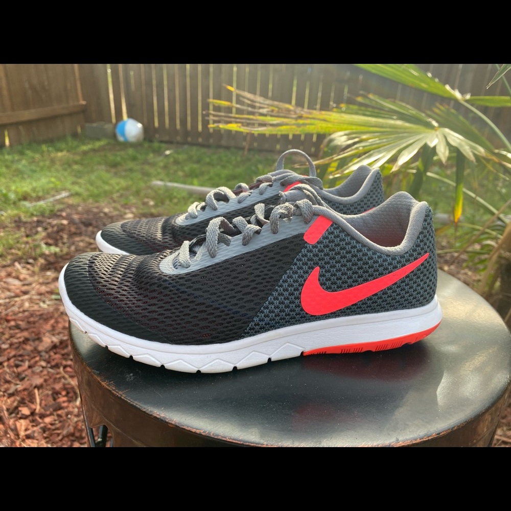 Women Nikes sz 6
